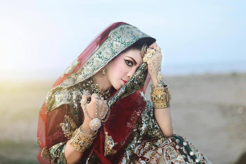 Mulher em traje tradicional com joias detalhadas.