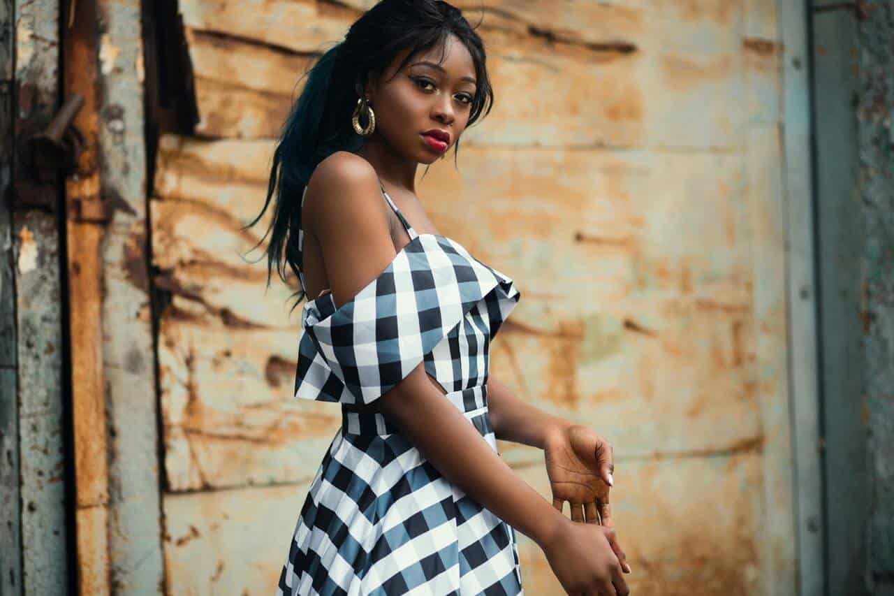 Mulher usando vestido estampado em cenário rústico