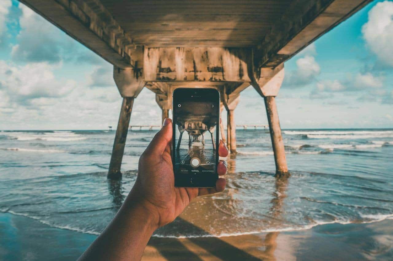 Foto de celular sob ponte sobre o mar