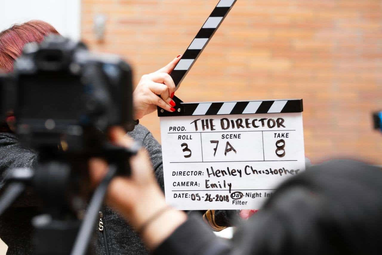 Claquete de gravação em cena de filme.