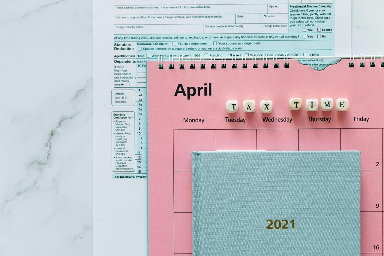 Calendário abril, tempo de impostos, ano 2021.