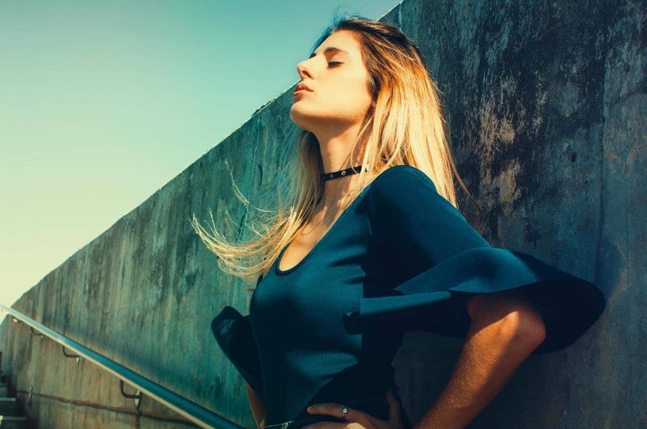 Mulher com cabelo loiro em foto ao ar livre.