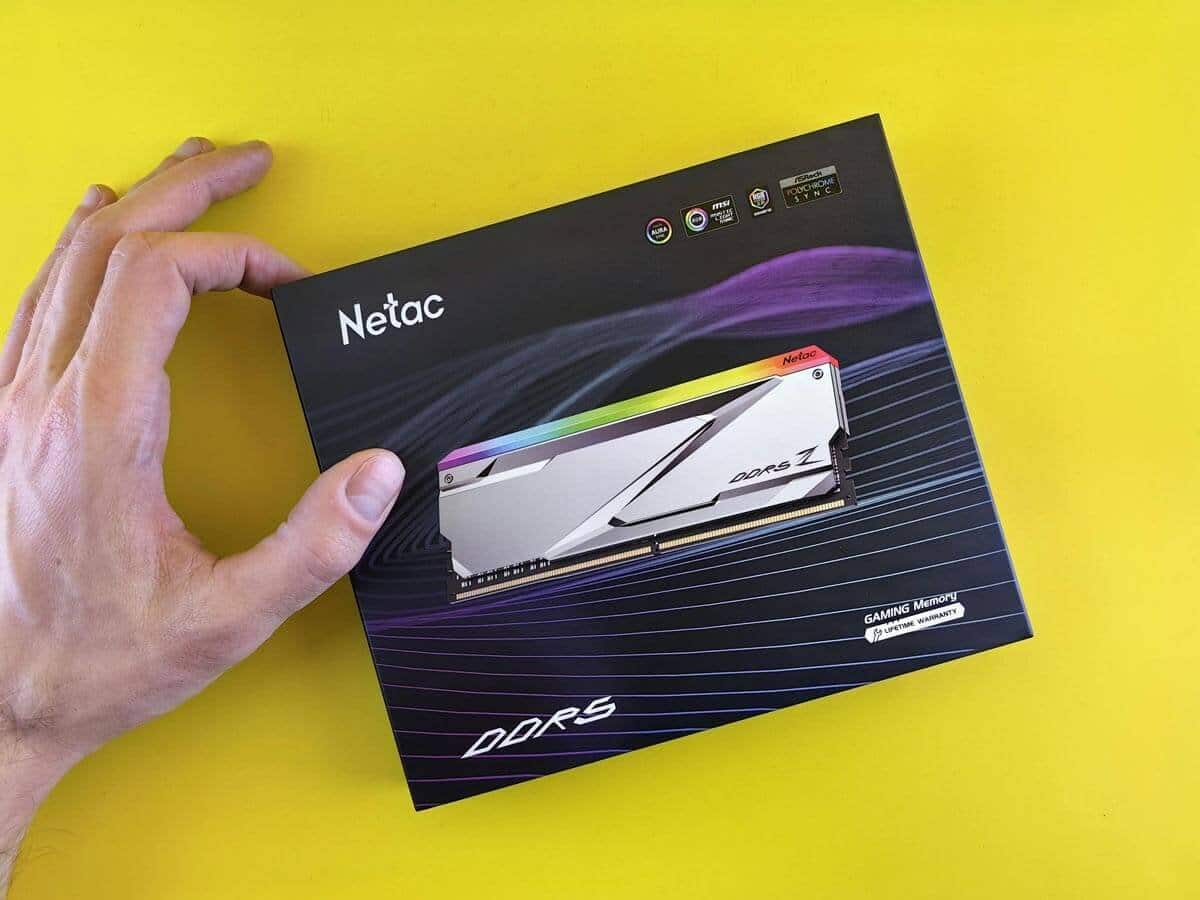 Caixa de memória RAM Netac DDR5 sobre fundo amarelo.