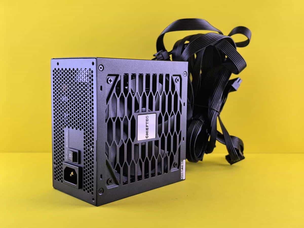 Fonte de alimentação de computador em fundo amarelo.