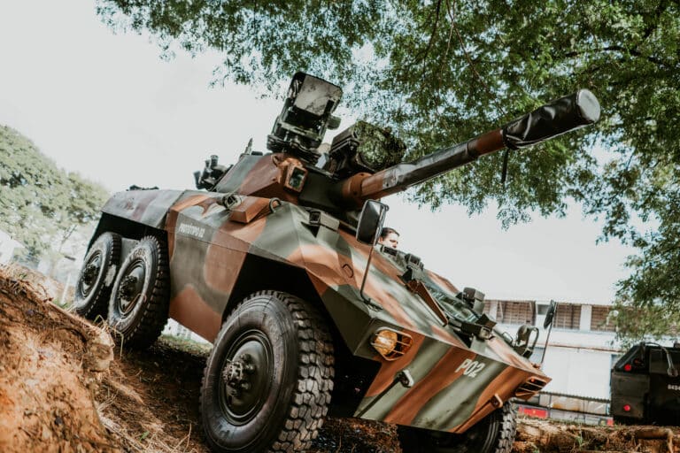 Akaer exibe blindado Cascavel NG e projetos aeroespaciais na LAAD 2025