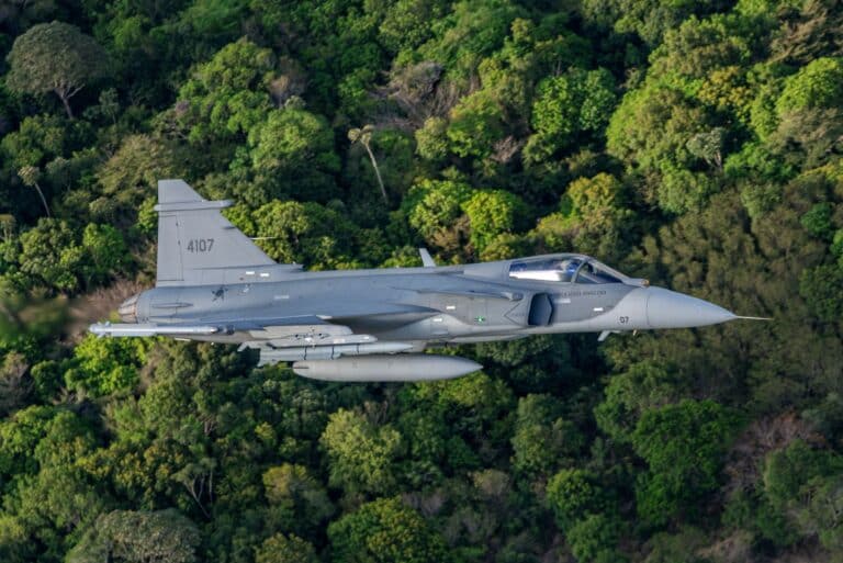 Saab destaca Gripen e novos sistemas antiaéreos na LAAD 2025