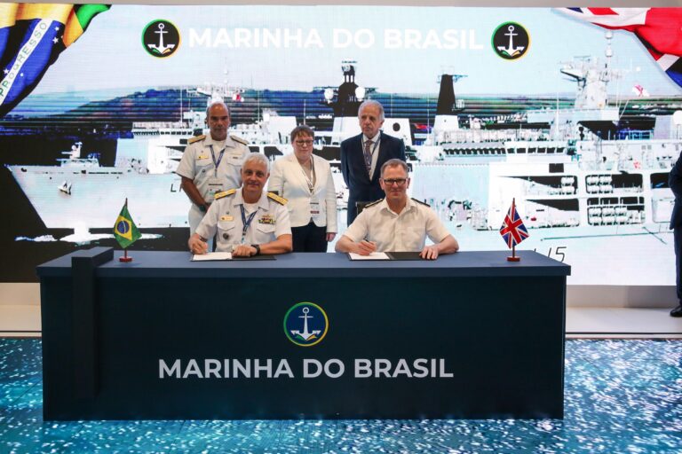 Assinatura acordo Marinha do Brasil e Reino Unido