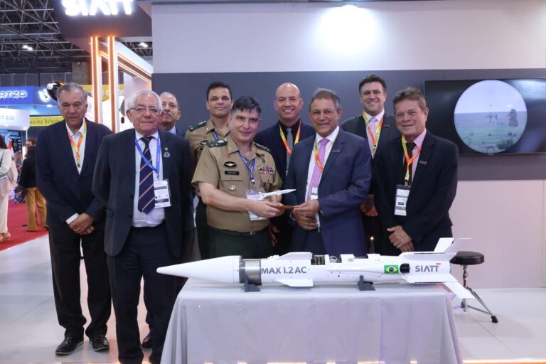Exposição de equipamento militar em feira tecnológica.