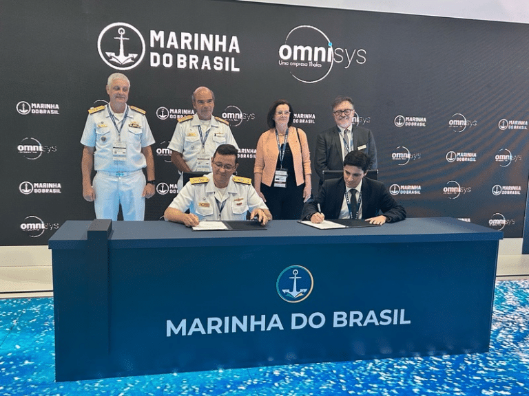 Oficiais da Marinha do Brasil assinando documento.