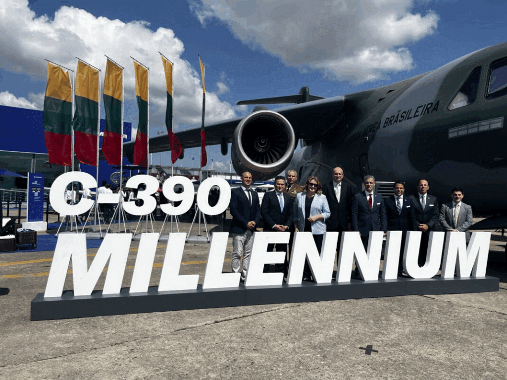 Apresentação do avião C-390 Millennium e representantes.
