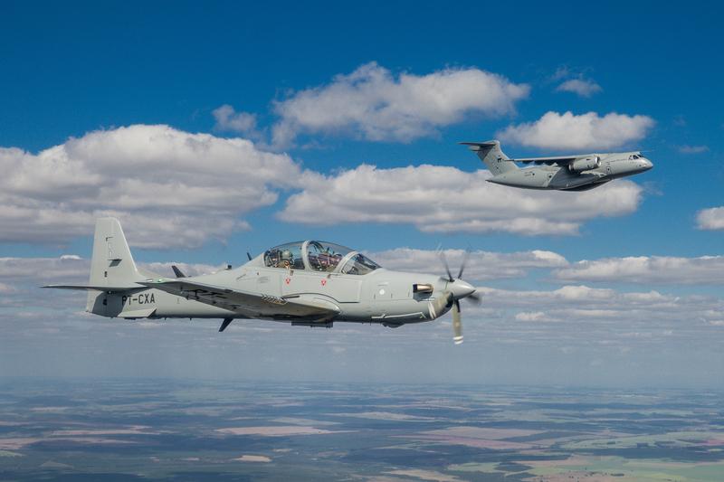 Dois aviões militares voando em formação no céu.