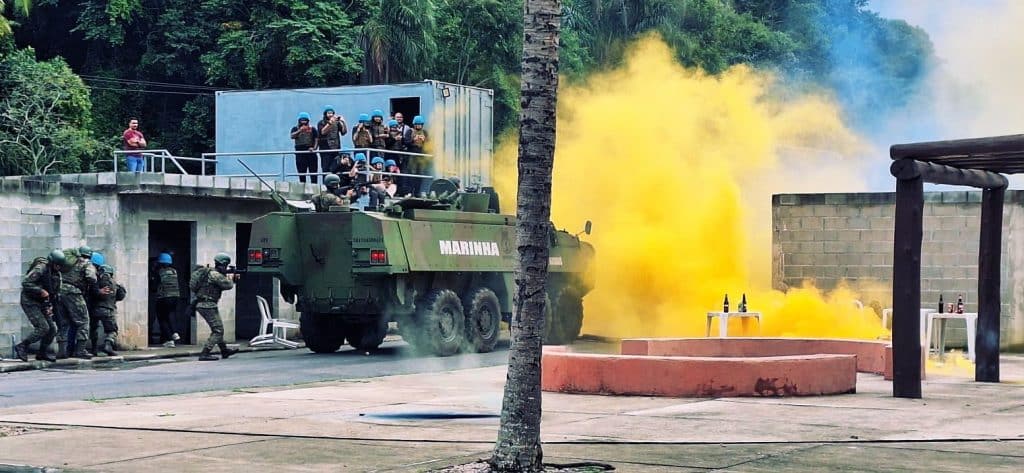 Condor, Marinha e PMERJ capacitam jornalistas para atuar em zonas de conflito com tecnologias não letais