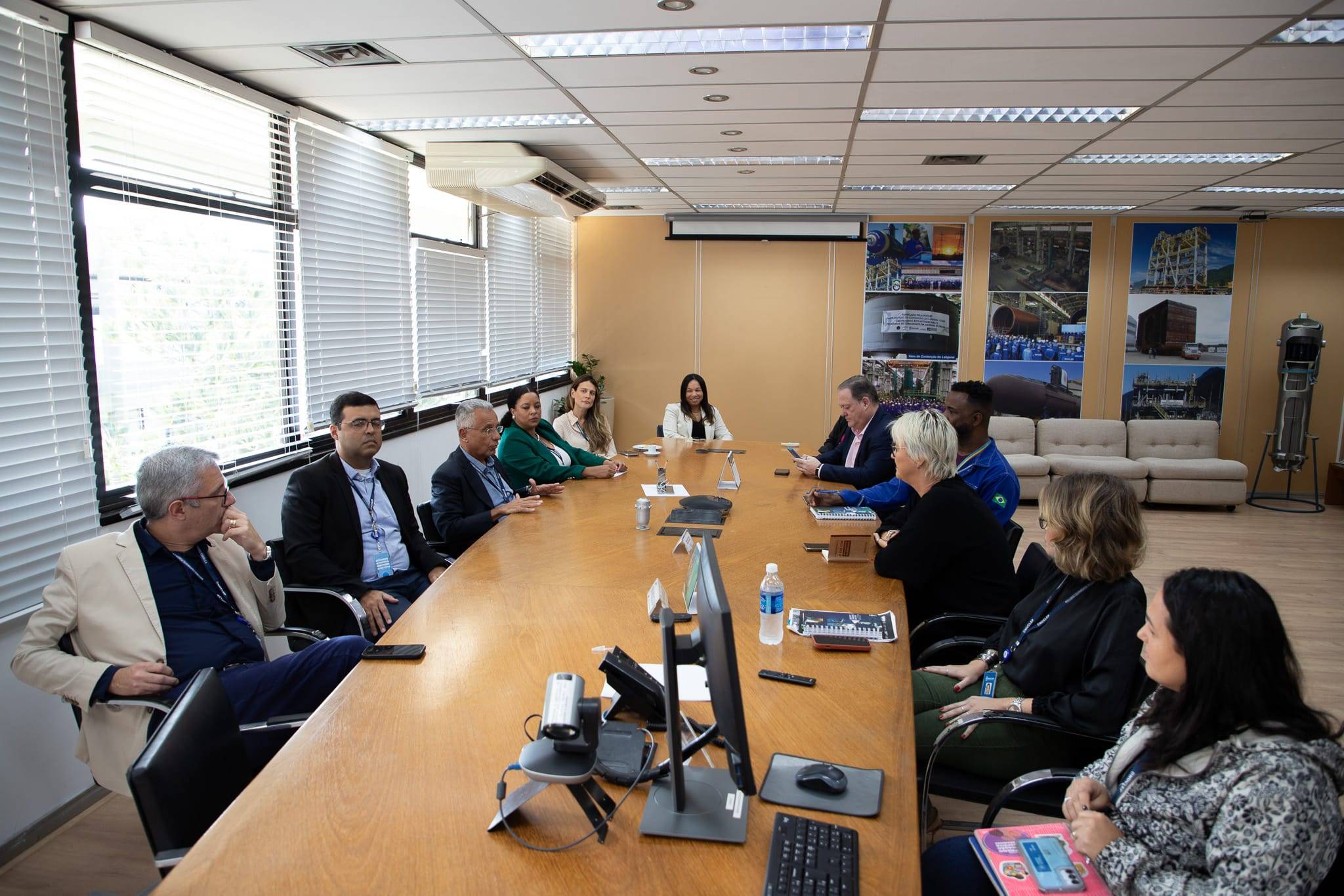 Reunião de executivos em sala de conferência.