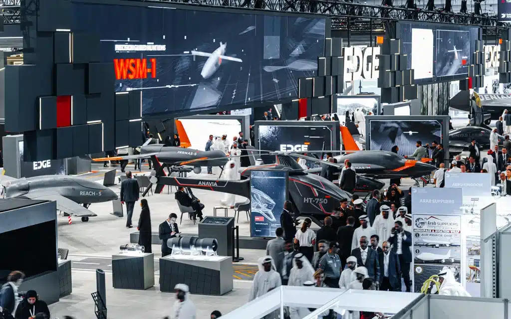 Exposição de drones e tecnologia aeronáutica.