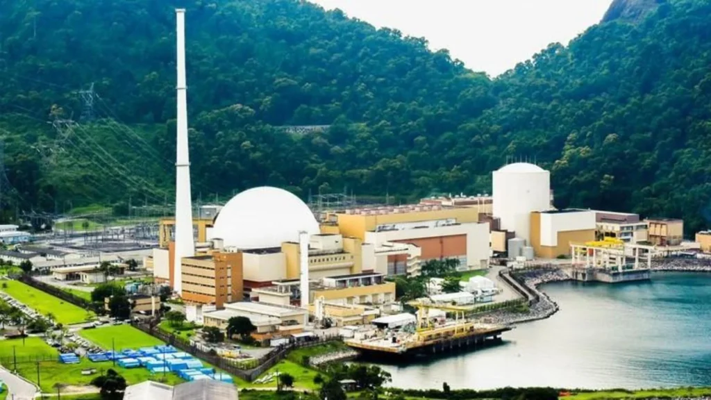 Usina nuclear cercada por montanhas e água.
