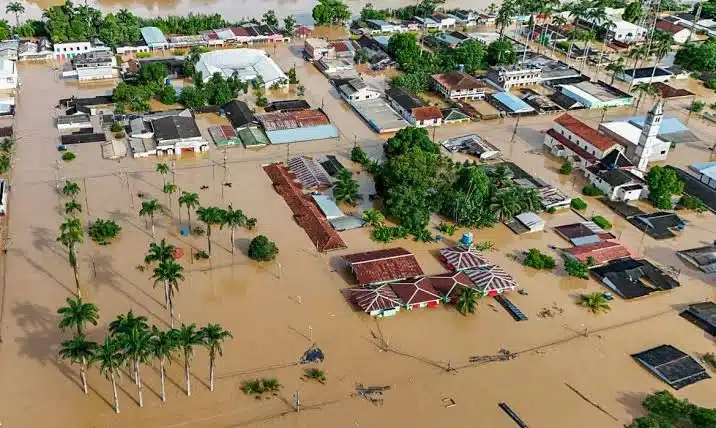 Cidade alagada, vista aérea mostra inundação nas ruas.