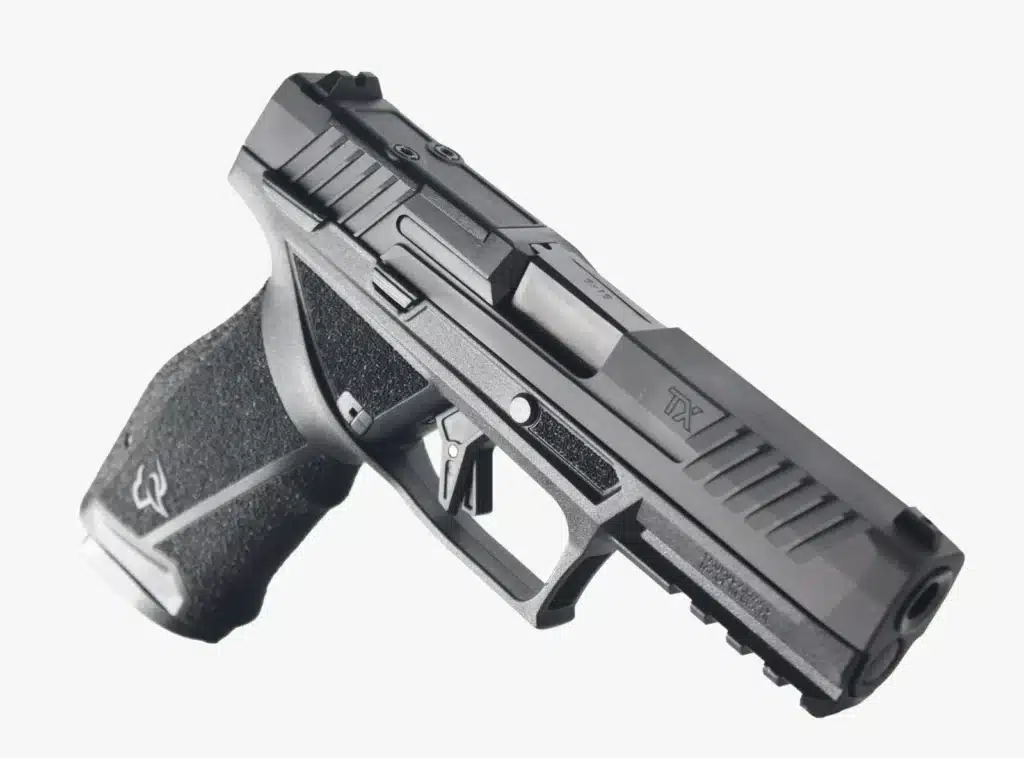 Pistola preta de lado, sobre fundo branco.