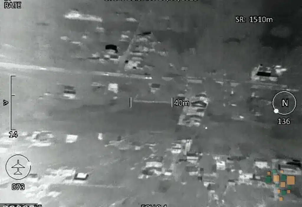 Imagem aérea noturna de zona urbana.