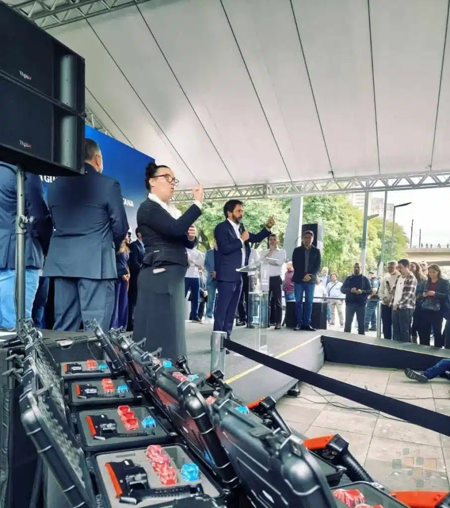 Cerimônia com discursos e intérprete de libras.