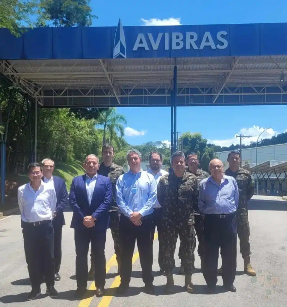 Pessoas em frente ao portão da Avibras.