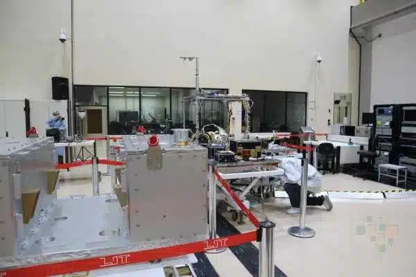 Laboratório com equipamentos de tecnologia espacial.