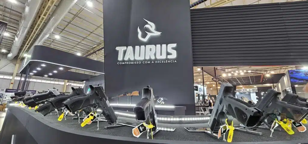 Pistolas Taurus em exposição, destaque para segurança.