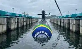 Submarino brasileiro em doca naval