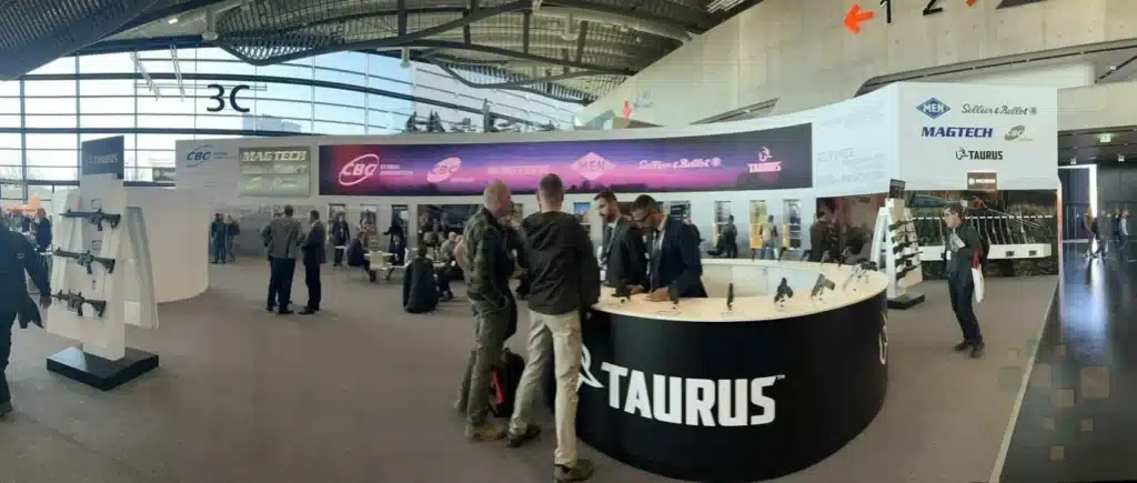 Feira de armas com estande da Taurus e Magtech.