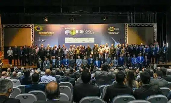 Conferência BID Brasil, várias pessoas no palco.