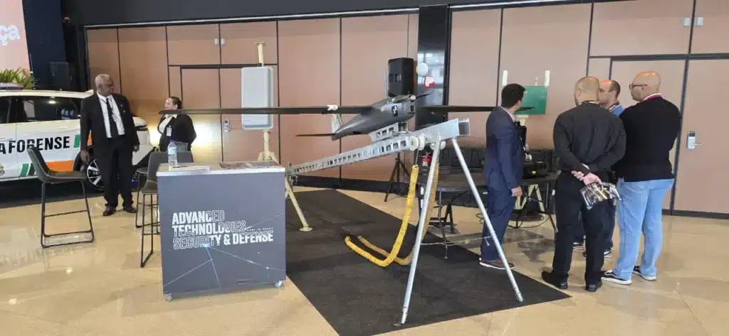 Exibição de drones em feira de tecnologia e segurança.