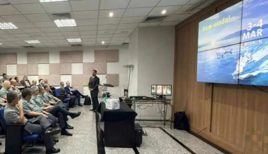 Palestra com militares assistindo apresentação.