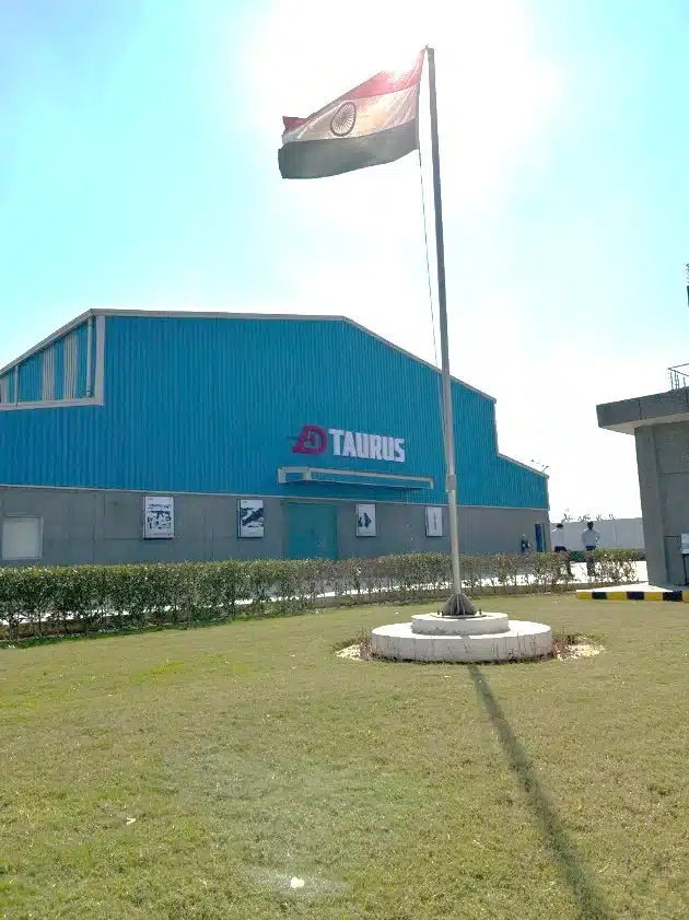 Fachada da fábrica Taurus com bandeira hasteada.
