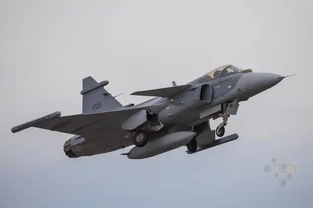 Avião de caça cinza durante voo.