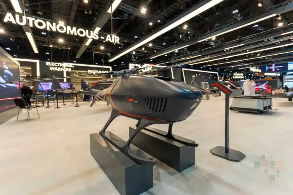 Exposição de drone autônomo em evento tecnológico.