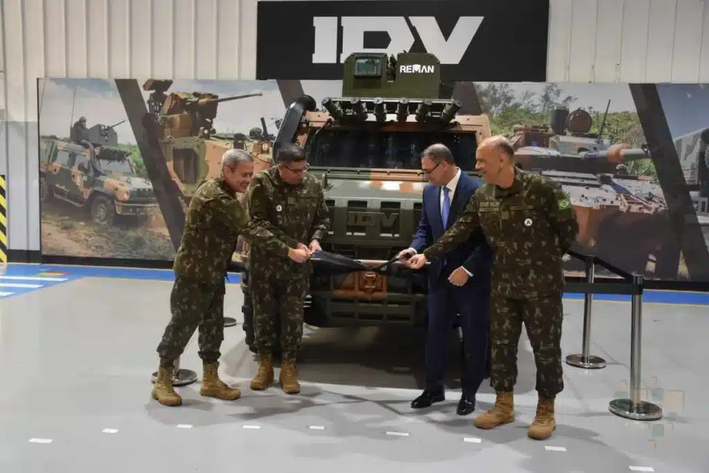 Militares inauguram veículo blindado em cerimônia.