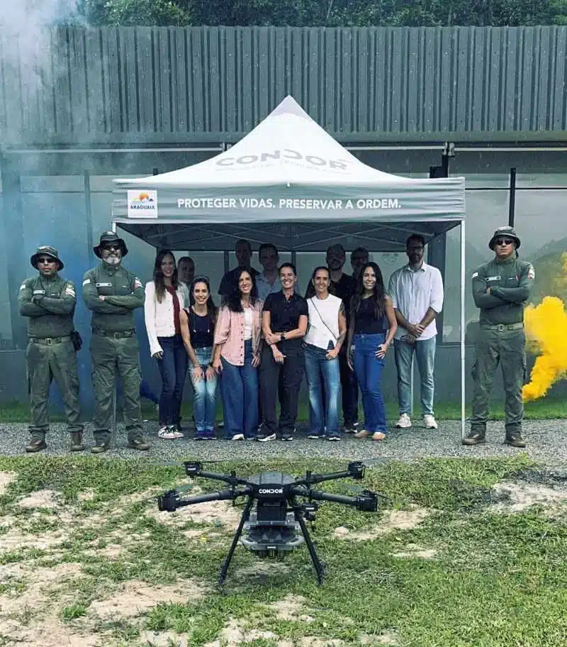 Grupo posando com drone e tenda Condor.