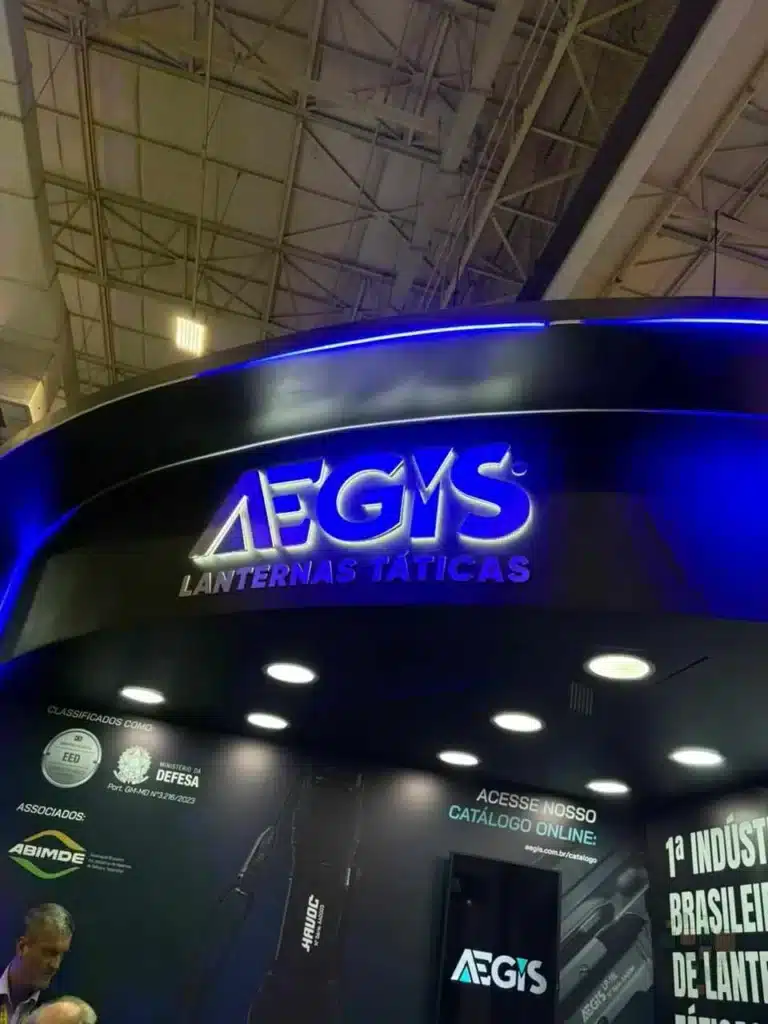 Stand da Aegis com iluminação e detalhes promocionais.