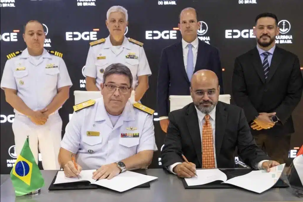 Assinatura de acordo na Marinha do Brasil.