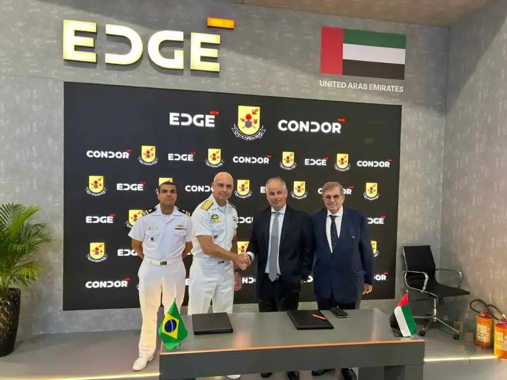 Executivos em evento de empresas de defesa EDGE e Condor.