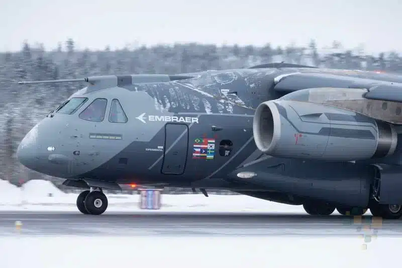 Avião Embraer KC-390 em pista de neve.