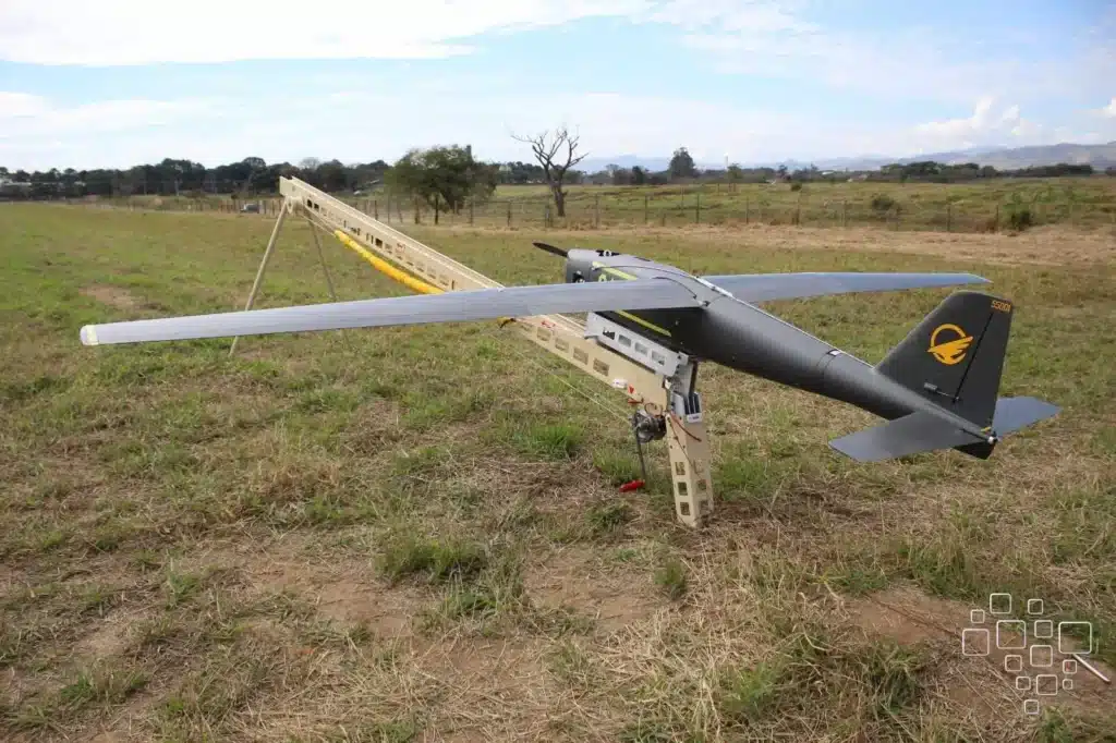 Drone em plataforma de lançamento no campo