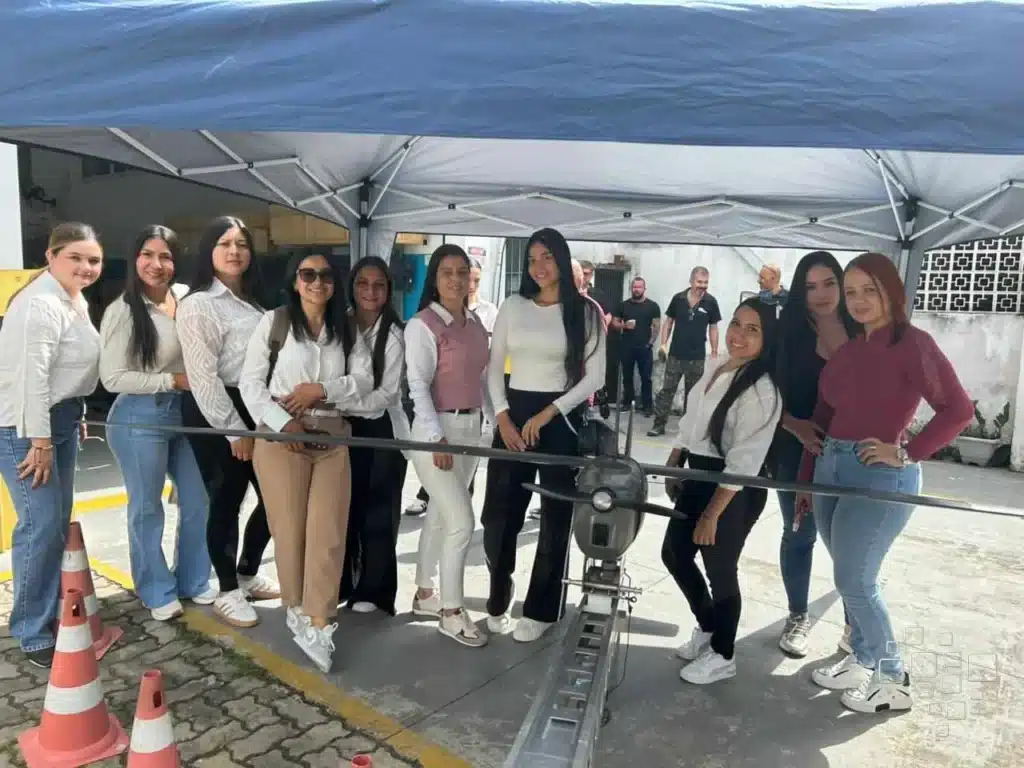 Grupo de mulheres ao ar livre, sorrindo juntas.