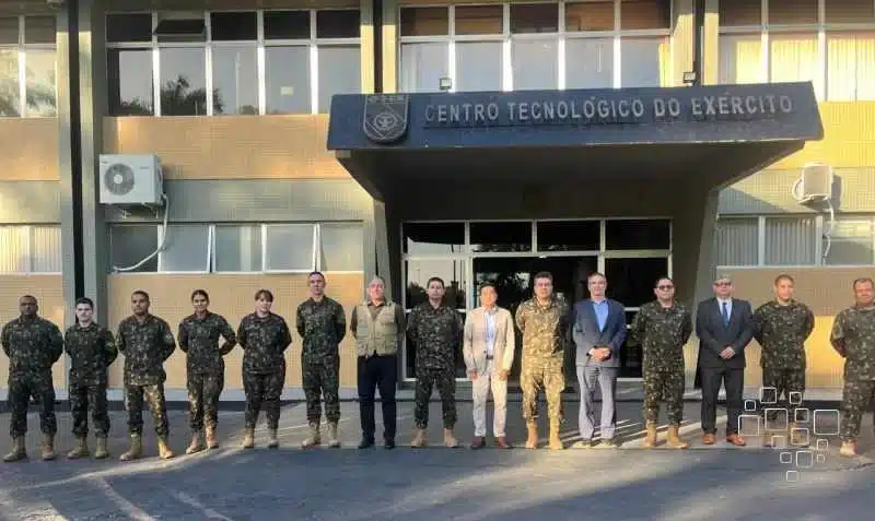 Grupo de militares em frente ao Centro Tecnológico do Exército.