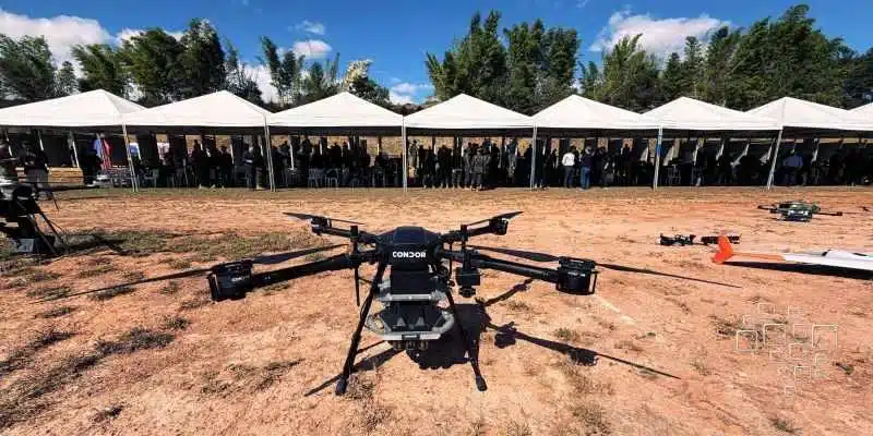 Drone Condor em frente a tendas e pessoas.