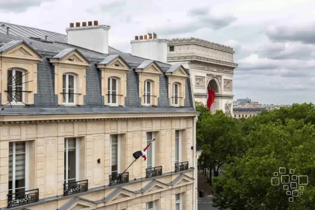 Prédio francês com Arco do Triunfo ao fundo.