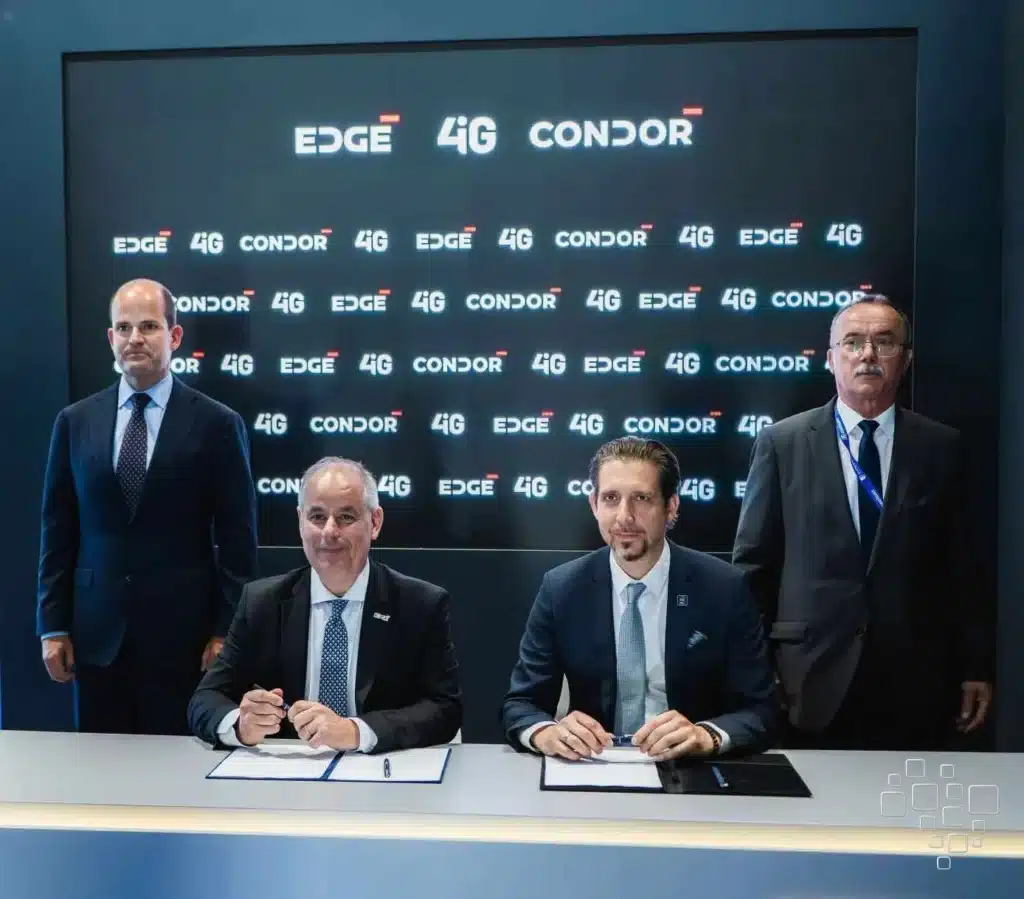 Executivos assinam acordo sob logotipo Edge e Condor.