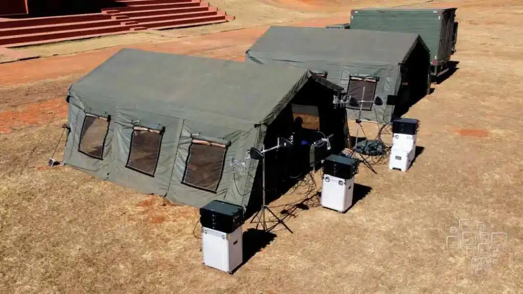Tendas militares com equipamentos eletrônicos ao ar livre.