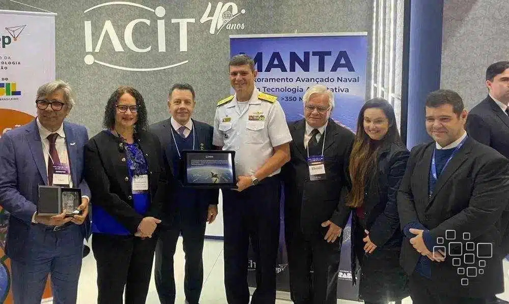 Grupo de pessoas em evento da IACIT.