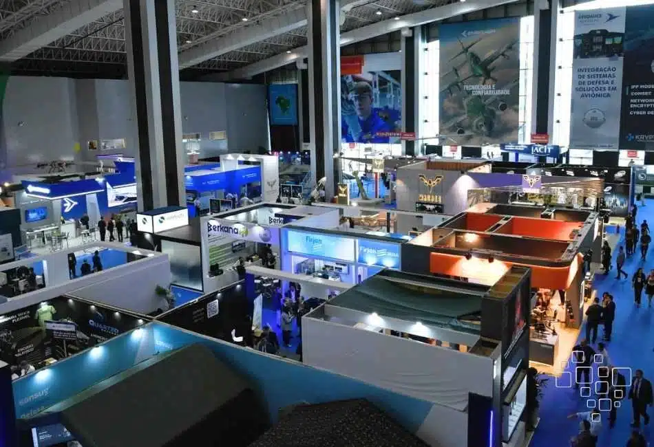 Feira de tecnologia industrial com estandes e visitantes.