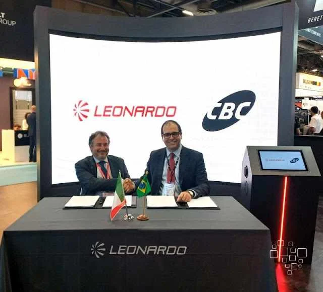 Representantes Leonardo e CBC apertam mãos em evento.